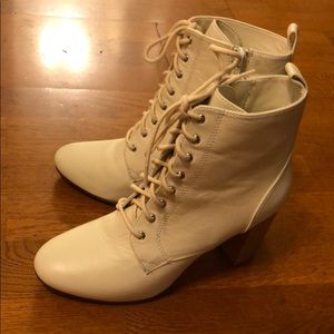 Bone/White leather boot in size 7